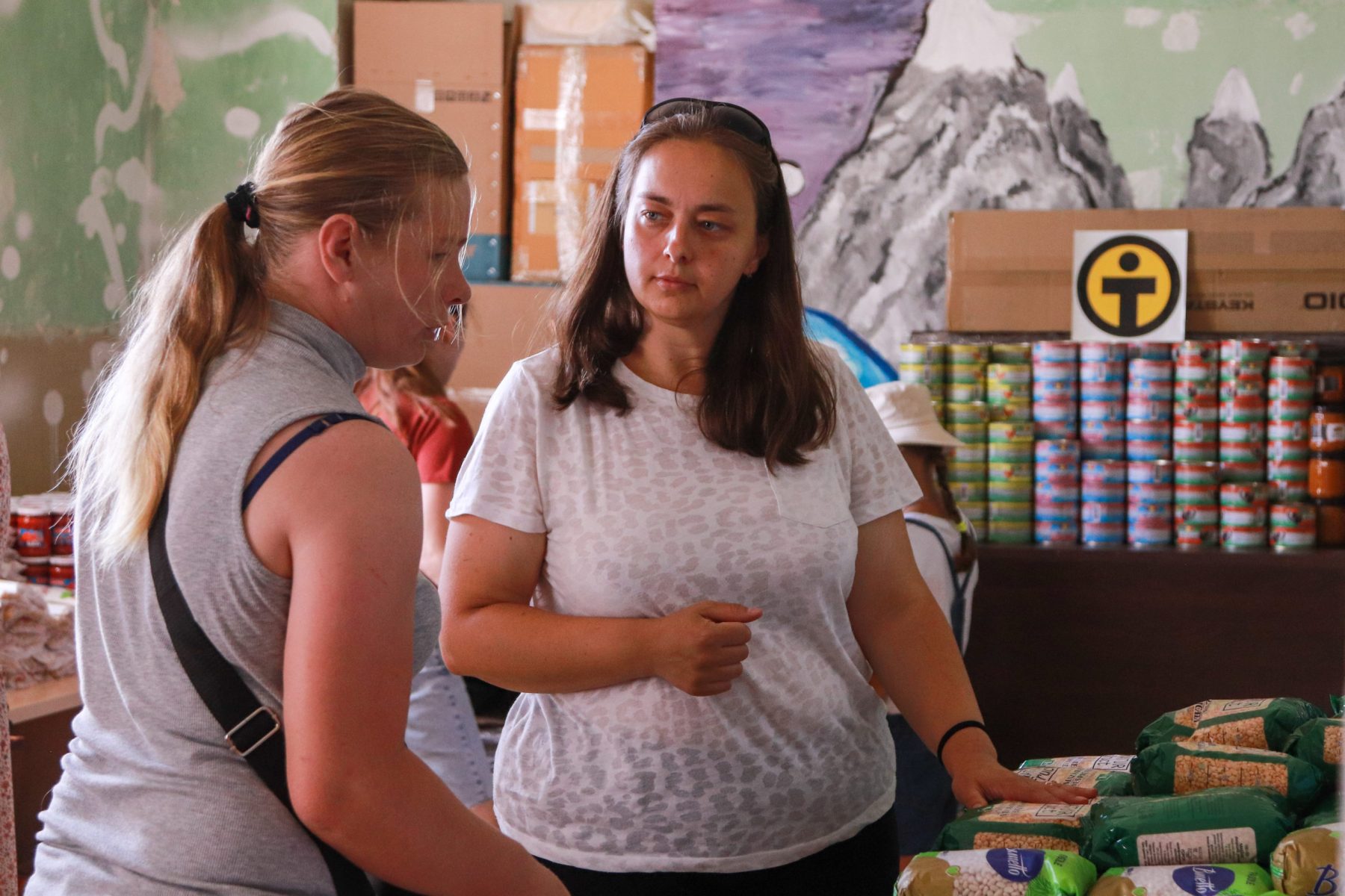 Food distribution in Balti, Moldova through our partner Friends of Moldova.