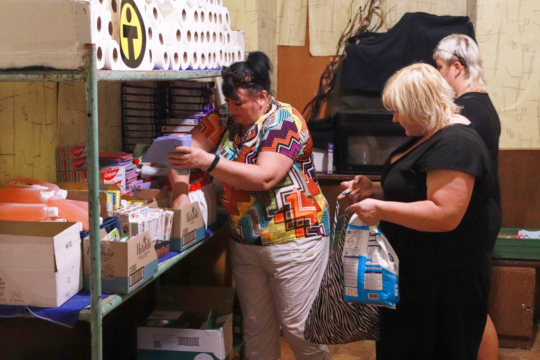 Food distribution in Balti, Moldova through our partner Friends of Moldova.